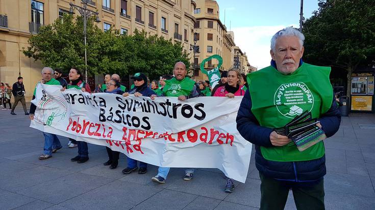 Udal taldeei bilerak eskatu dizkie Hipotekek Kaltetutakoen Plataformak
