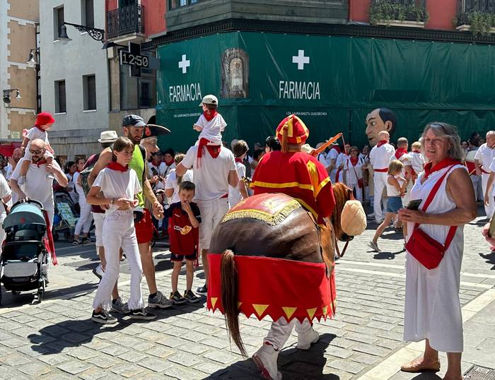 Uztailak 8, erraldoien ibilbidea