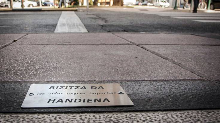 Elhadji Ndayeren omenezko plaka jarri dute Arrotxapean