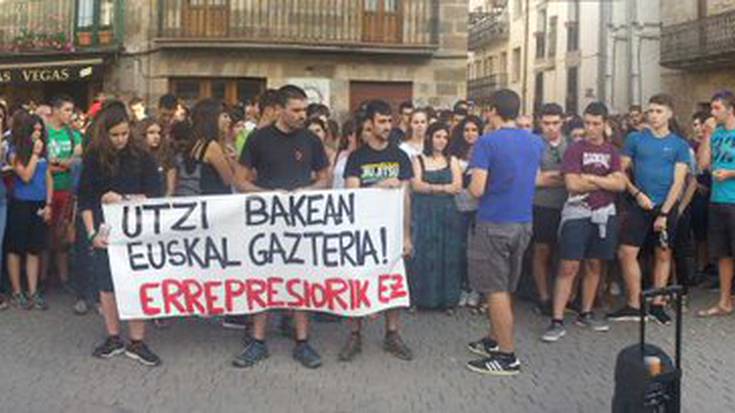 'Altsasukoak Aske' dioen kamiseta eramateagatik zigortuak