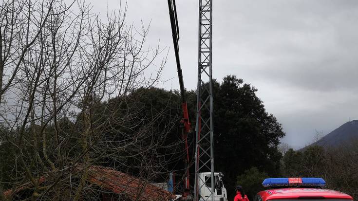 Langile bat hil da Artatzako kanpinean garabi batetik erorita