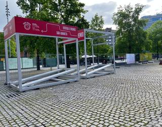 Tonbola muntatzen hasi dira Baluarteko plazan