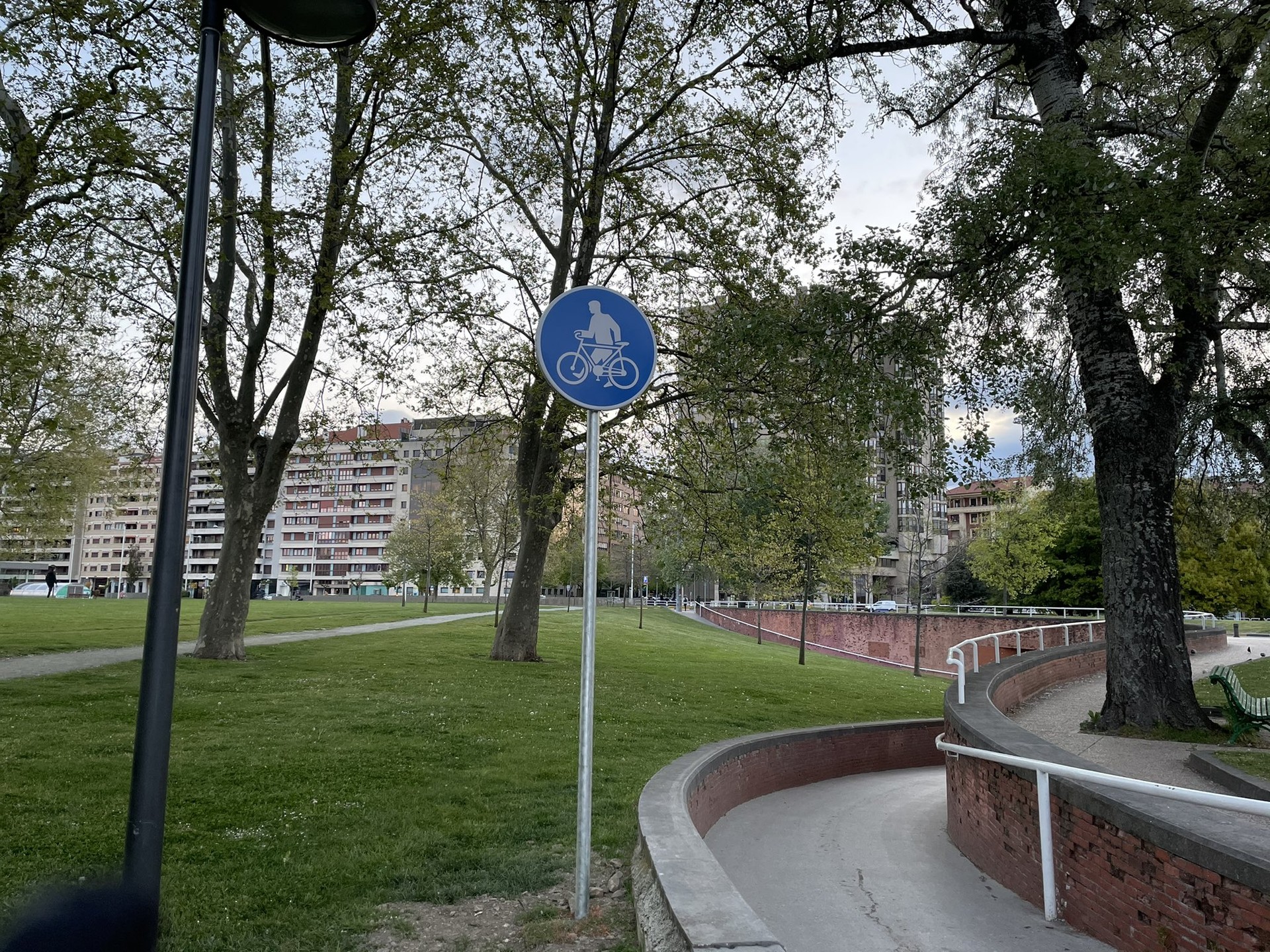 Legezkoa ez den bide-seinalea jarri du Iruñeko Udalak Foruen plazan