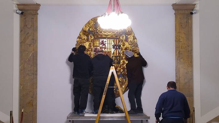 Borboien armarria ezarri du Maiak, Iruñeko udaletxeko ezkaratzean