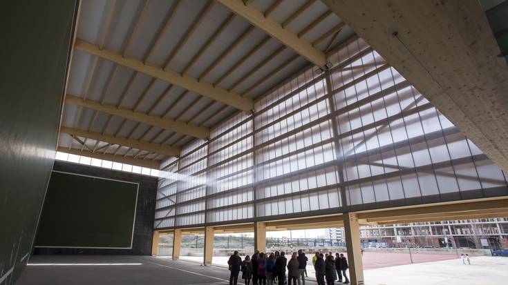 Estalki bat jarri dute Hegoalde ikastolako jolastokiko frontoian