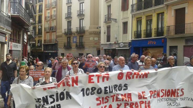Pentsio sistema propioa aldarrikatu dute erretiratuek Iruñean
