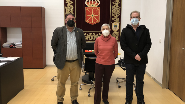 Unai Hualdek Noaingo Bataila elkarteko ordezkariak hartu ditu parlamentuan