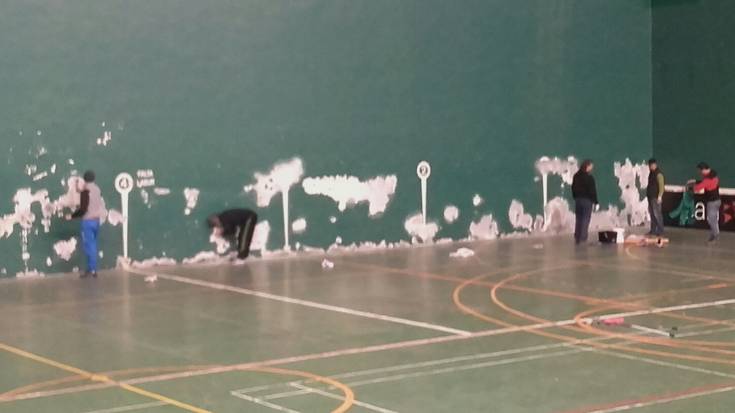 Lizar Jai pilota talde sortu berriak Lizarra pilotalekua zaharberritu du auzolanean