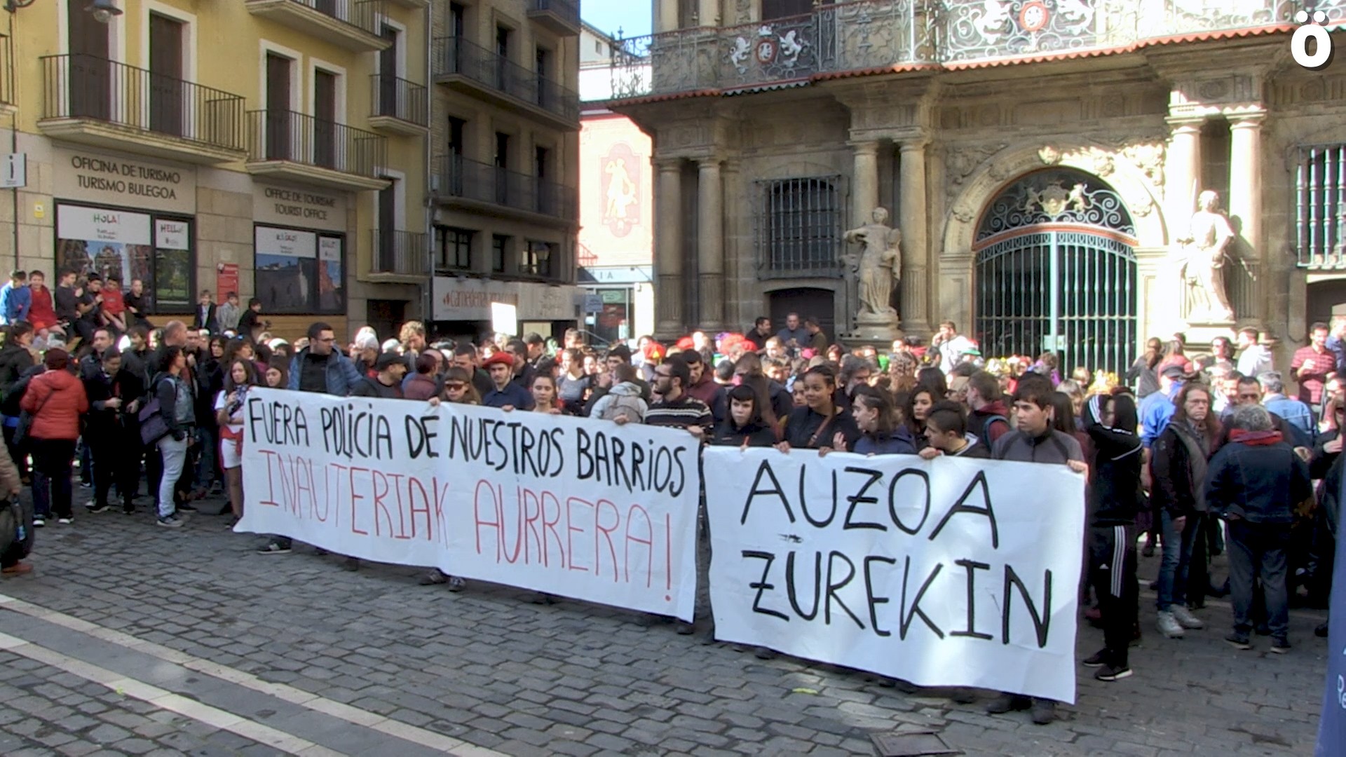 AZ Ekimenak elkartasuna adierazi die Iruñeko inauterien harira deklatzera deitutako gazteei