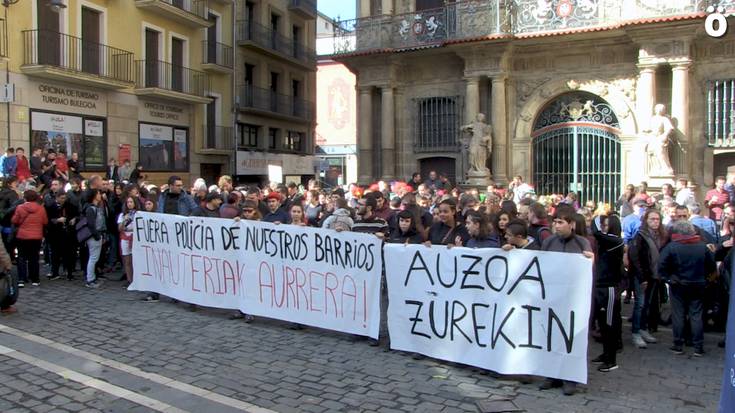 AZ Ekimenak elkartasuna adierazi die Iruñeko inauterien harira deklatzera deitutako gazteei