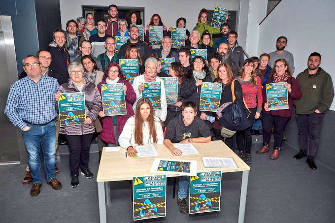 Irekitzear dagoen apustu-etxearen kontra batu dira Txantreako bizilagunak