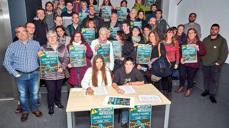 Irekitzear dagoen apustu-etxearen kontra batu dira Txantreako bizilagunak