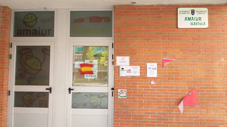 Espainiako bandera margotu dute Amaiur ikastolako atean