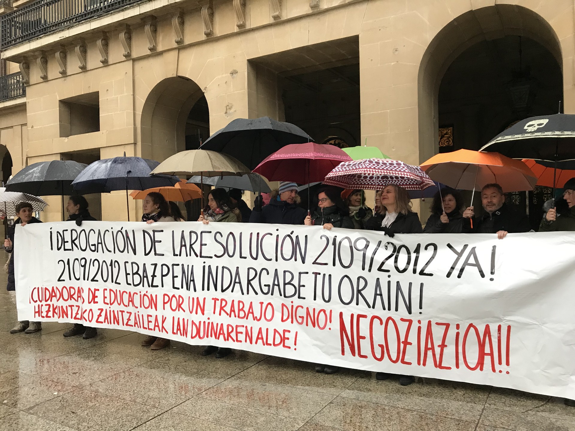 Eskola zaintzaileak protestan lan baldintza duinen alde
