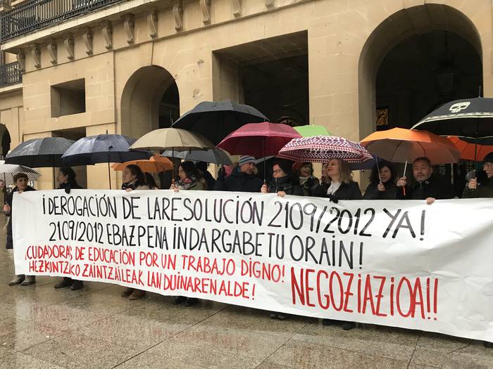 Eskola zaintzaileak protestan lan baldintza duinen alde