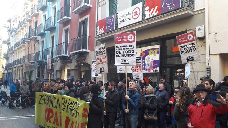 Zerrenda bakarraren aldeko elkarretaratzea egin du LABek Ezkerraren egoitzaren aurrean