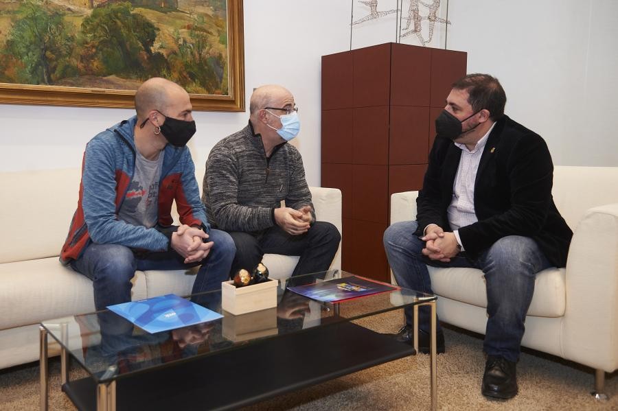 Korrikarekin kolaboratzen segitzeko gonbita egin dio AEK-k Nafarroako Parlamentuari