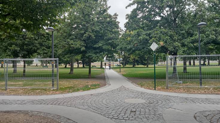 Festak amaitu eta hamabi egunera hasi dira Gaztelugibeleko lorategietako hesiak kentzen