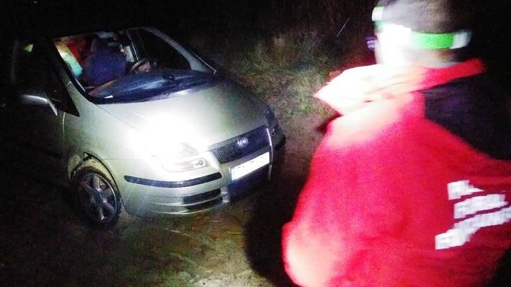 Erreniega mendian, kotxea lokatzean sartuta, familia bat erreskatatu dute foruzainek
