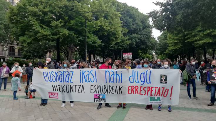 Euskaraz ikasi nahi dutela aldarrikatu dute gobernuaren hizkuntz politikak kaltetutakoek