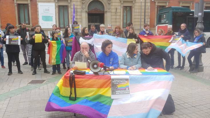 LGTBI+ kolektiboek eta langileek "murrizketak" salatu dituzte Nafarroako Gobernuaren zerbitzuan