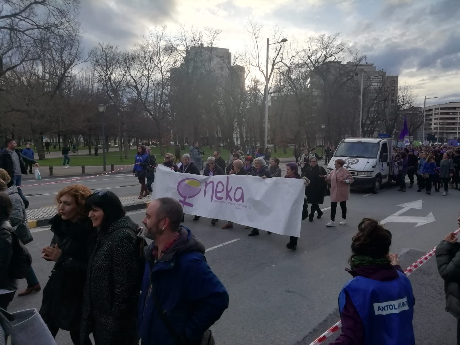 Adineko emakumeek "indarkeria bikoitza" jasotzen dutela salatu du Oneka plataformak