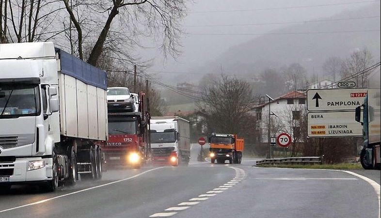 Azpiegituren finantzaketaren gainean erantzukizuna eskatu die Hiru sindikatuak alderdiei