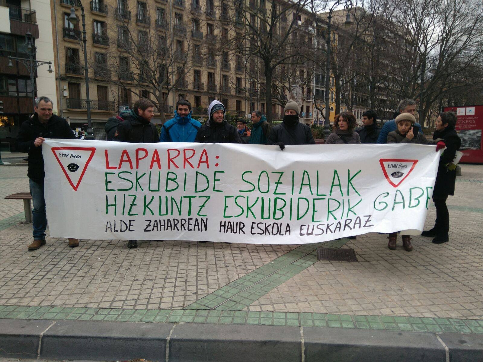 2017-01-18: Elkarretaratzea Nafarroako Parlamentuaren aurrean, Iruñeko Alde Zaharrean euskarazko haur eskola eskatzeko.