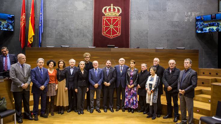 Euskaltzaindiak Nafarroako Parlamentuaren domina jaso du, bere "ibilbide akademiko eta historikoagatik"