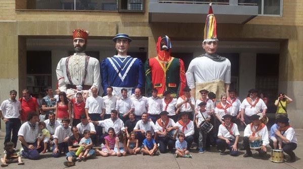Hiru besta egun Donibanen eta asteartean akelarrea suaren inguruan