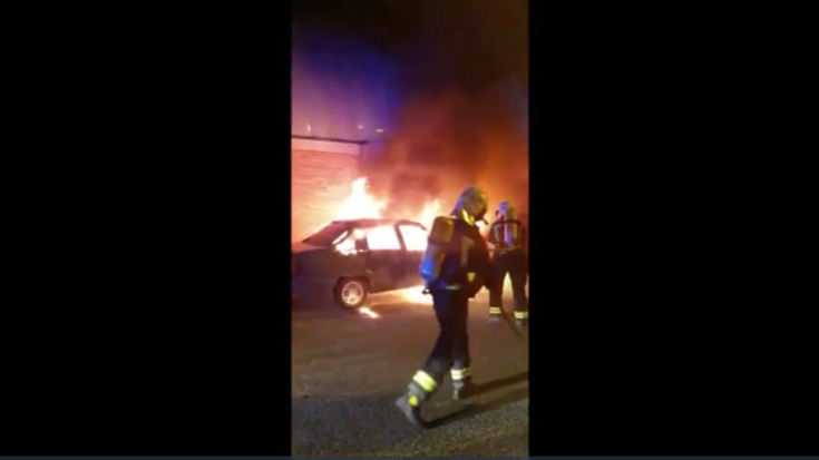 Ermitagaña auzoan aparkatutako ibilgailu batek su hartu du, eta gertatutakoa ikertzen ari dira