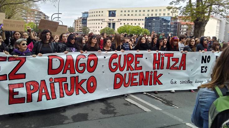 Kolore beltzez tindatu dute Iruñea bortxaketa izan zela aldarrikatzeko