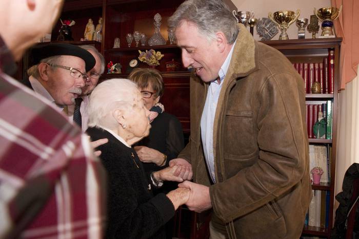 100 urte bete dituen Teresa Areta zoriondu du Asironek