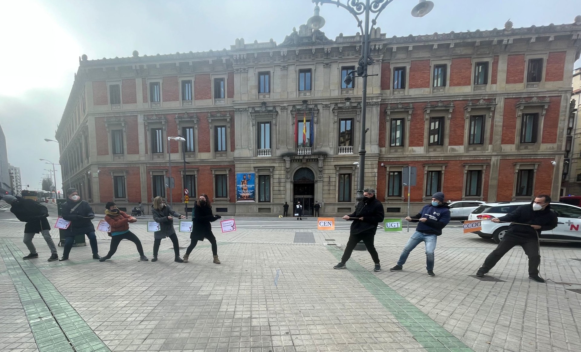 UGT, CCOO eta patronalaren finantziazio publikoaren itzulera salatu du ELAk, parlamentuaren aitzinean
