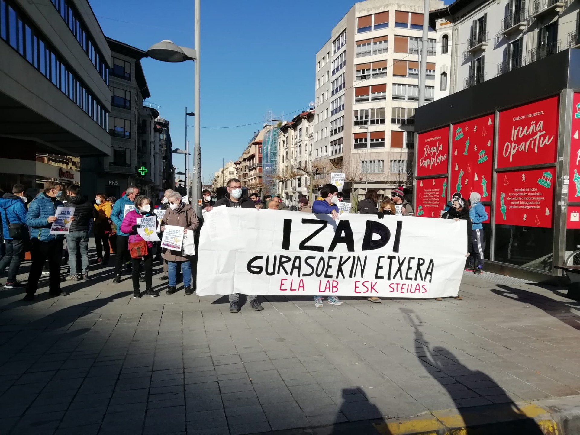 Izadiren eskubideak errespetatzeko eskatu diote sindikatuek Espainiari