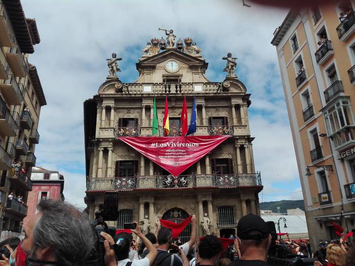 Navarra Sumak euskararekiko duen kontrako jarrera gaitzetsi du oposizioak, Iruñean