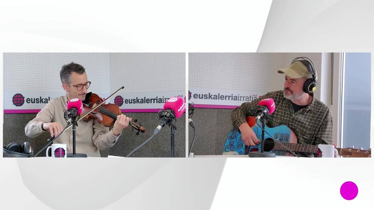 Eñaut Elorrieta: “Ahotsak surfeatu egiten du soken gainean”