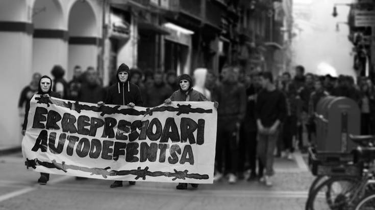 Beste hamabi gazte auzipetu dituzte terrorismoa leporatuta Iruñeko martxoko istiluen harira