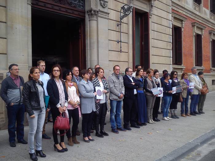 Indarkeria matxistaren aurka bat egin du Parlamentuak