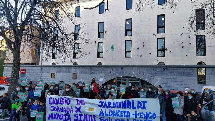 “Ikastetxeetako jardunaldi aldaketa gehiengo soil bidez egitea eskatzen diogu Hezkuntza Departamentuari”