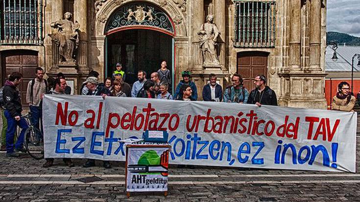 Etxabakoizko AHTren geltokiaren planaren aurkako 1.292 alegazio aurkeztu dituzte Iruñeko Udalean
