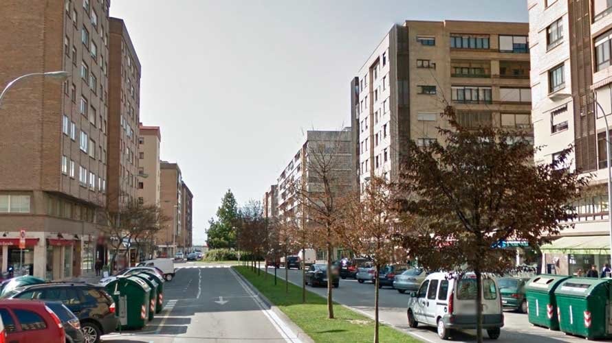 Auto batek bi oinezko aurretik eraman ditu Iturrama auzoan