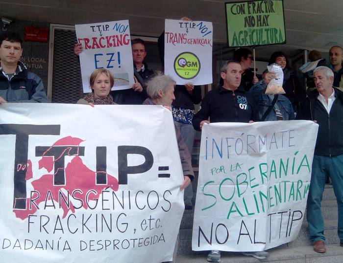 Aldarrikapen kalejira eginen dute larunbatean Iruñean TTIP itunaren aurka