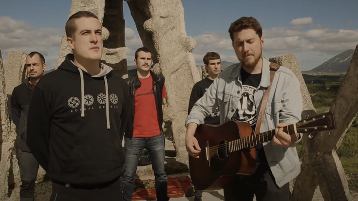 Nafarroa Berriz Altxa ekimenak badu abestia