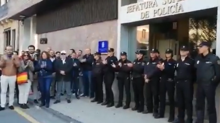 Polizien elkarretaratzea Iruñean, kataluniarrak kolpatzen ari diren kideak babesteko