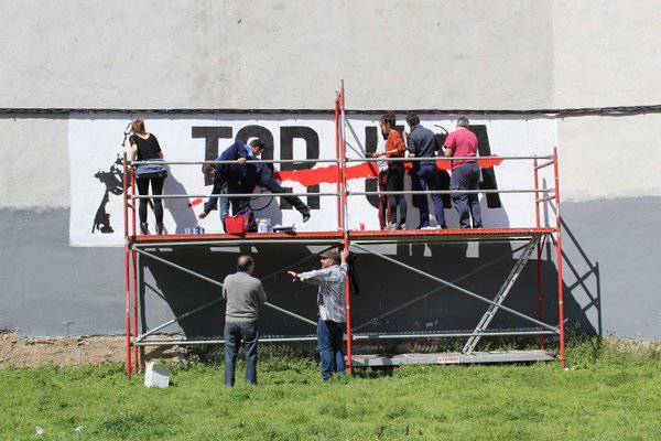 Torturaren kontrako murala egiteagatik zortzi lagun atxilotzea gaitzetsi du parlamentuak