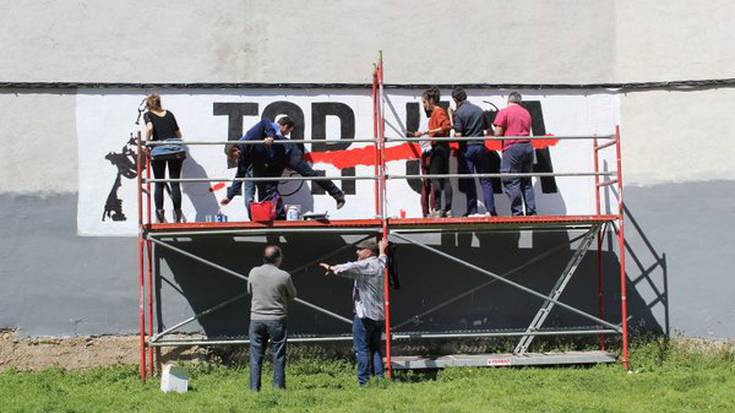 Torturaren kontrako murala egiteagatik zortzi lagun atxilotzea gaitzetsi du parlamentuak