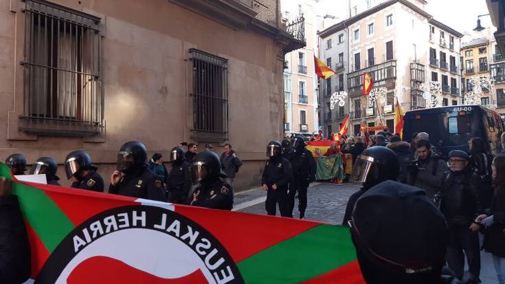 Antifaxistek Voxen deialdiari aurre egin diote Iruñean
