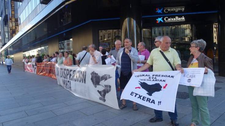 Dispertsioak eragindako azken istripua salatu dute PPren egoitzaren aurrean