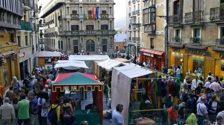 Hiru Burguen Erdi Aroko azokan ehun saltoki inguru izanen dira